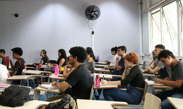 enem-prova-concurso-sisu-estudantes-prova-foto-rovena-rosa-abr