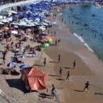 momento-em-que-as-estruturas-caem-da-calcada-na-areia-2628096-article