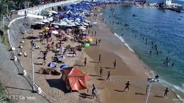 momento-em-que-as-estruturas-caem-da-calcada-na-areia-2628096-article