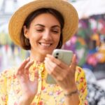 mulher-celular-freepik