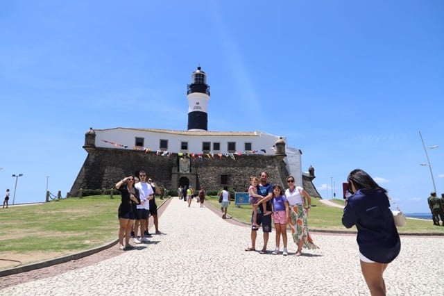 s16lZBFO-faroldabarra_Turistas-na-Barra-Foto-Tatiana-Azeviche-5-900x599-1