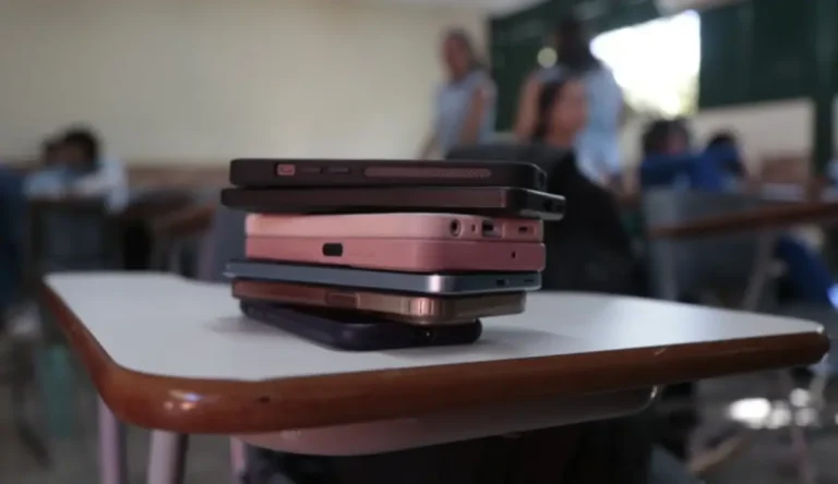 2YqRdqA6-celulares-em-sala-de-aula