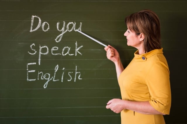 8yw4ju72-professor-de-ingles-freepik