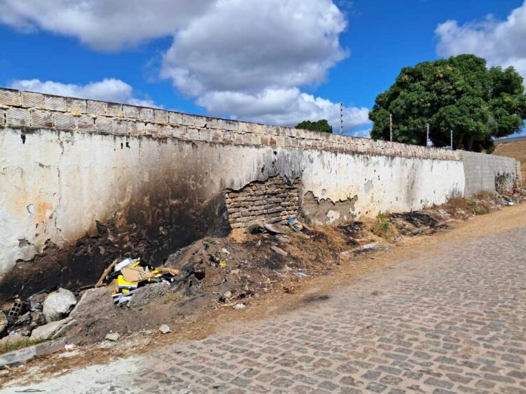 Descarte-de-entulhos-e-queima-de-lixo-prejudica-cemiterio-Sao-Jorge-7