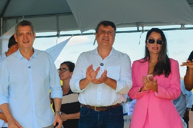 Foto-JL-POLITICA-Prefeito-Andre-Graca-entre-o-ministro-Marcio-Macedo-e-a-primeira-dama-de-Estancia-Claudia-Trindade-missao-nobre