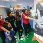 Isabella-Ramos-apresenta-exposicao-as-colega-da-Equipe-de-Ajuda-foto-divulgacao-