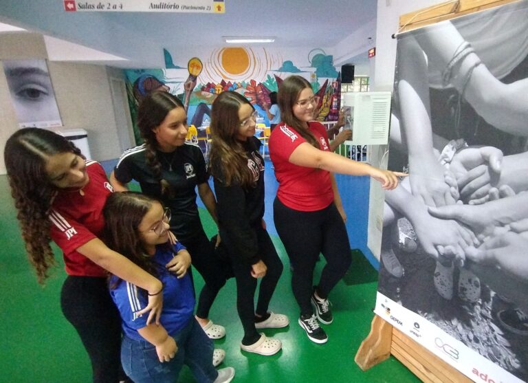 Isabella-Ramos-apresenta-exposicao-as-colega-da-Equipe-de-Ajuda-foto-divulgacao-