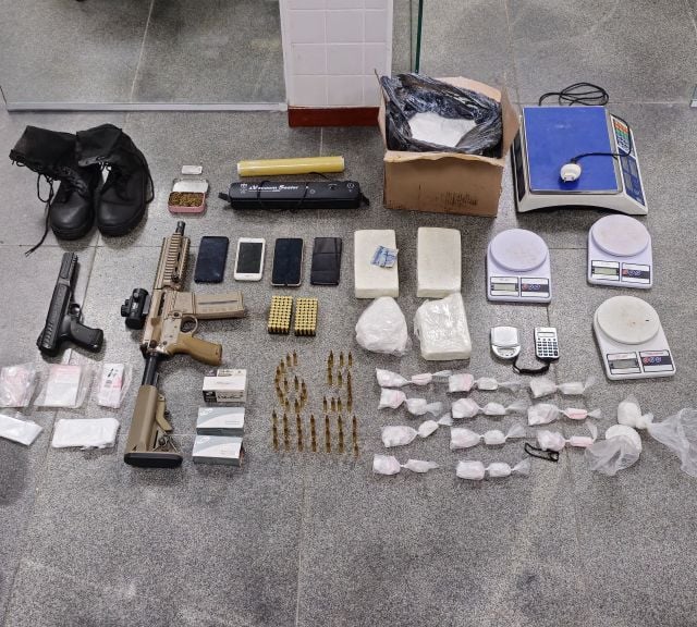 PM-apreende-drogas-e-Fuzil-no-Tomba-fsa