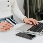 Pagamento-consumo-compra-pela-internet-compras-online-foto-pexels-karolina-grabowska-5717949