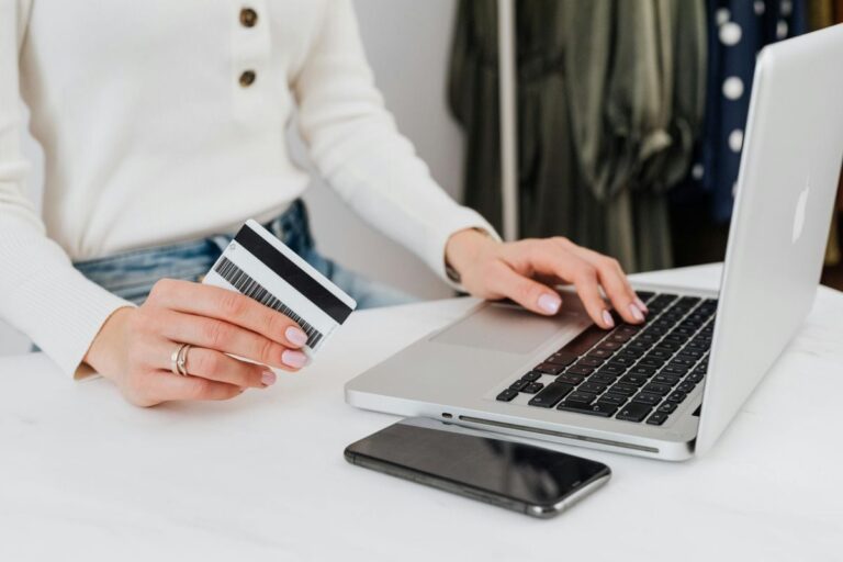 Pagamento-consumo-compra-pela-internet-compras-online-foto-pexels-karolina-grabowska-5717949