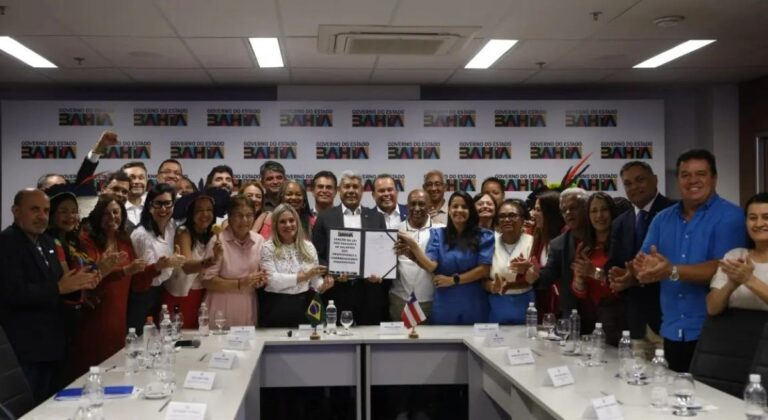 Sancionada-lei-que-garante-reajuste-salarial-para-professores-da-rede-estadual