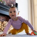 adorable-baby-playing-with-toy-home-floor_bebe-brincando-no-chao-foto-freepik