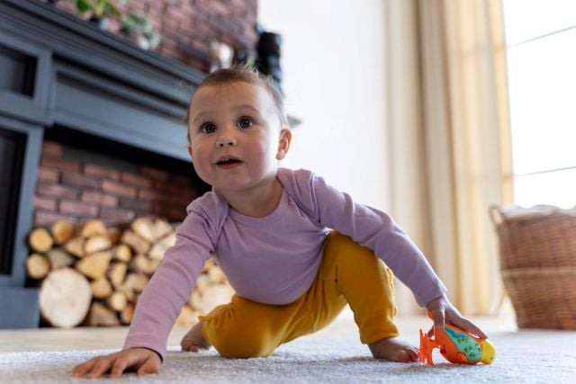 adorable-baby-playing-with-toy-home-floor_bebe-brincando-no-chao-foto-freepik