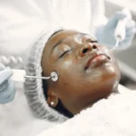 bn3vrXzn-garota-africana-mulher-no-sofa-senhora-e-esteticista_freepik