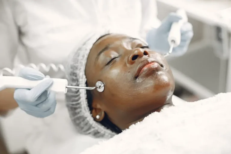 bn3vrXzn-garota-africana-mulher-no-sofa-senhora-e-esteticista_freepik