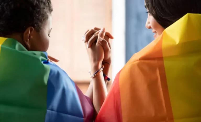 eaKRgVRJ-mulher-negra-africana-lgbt-cobrindo-a-bandeira-do-arco-iris-lgbtq-com-a-mulher-lgbt-asiatica-de-cabeca-para-baixo-conceito-de-movimento-de-orgulho-gay_46728-3091