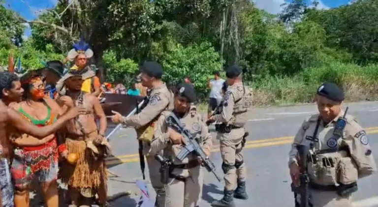 hekEwwq7-Protestos-na-BR-101