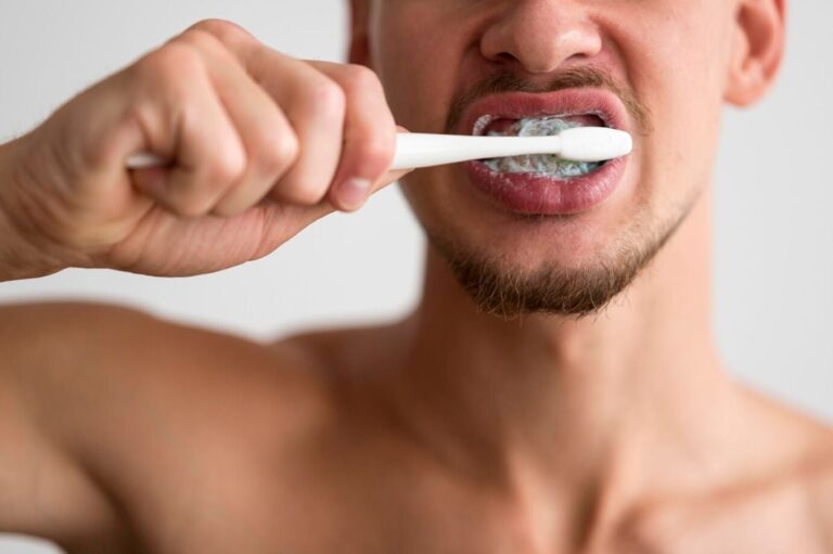 homem-escovando-os-dentes-com-creme-dental