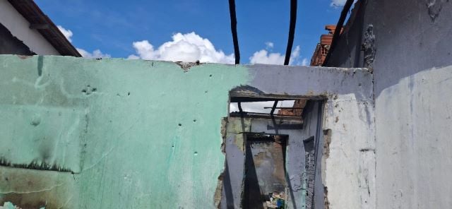 idosa-telhado-casa-destruida-incendio-parque-lagoa-subae-feira-de-santana-foto-paulo-jose-acorda-cidade-04