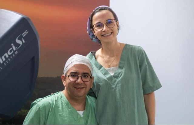 medicos-cirurgia-robotica-foto-divulgacao