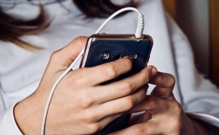 mulher-celular-na-mao