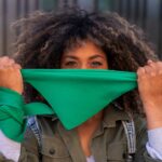 mulher-de-tiro-medio-protestando-ao-ar-livre_freepik-aborto-legal
