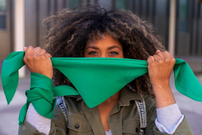 mulher-de-tiro-medio-protestando-ao-ar-livre_freepik-aborto-legal