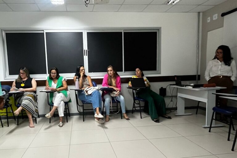 mulheres-reuniao-secretaria-de-saude-feira-de-santana-foto-divulgacao-