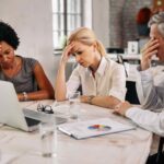 pessoas-mesa-reuniao-problema-trabalho-foto-freepik