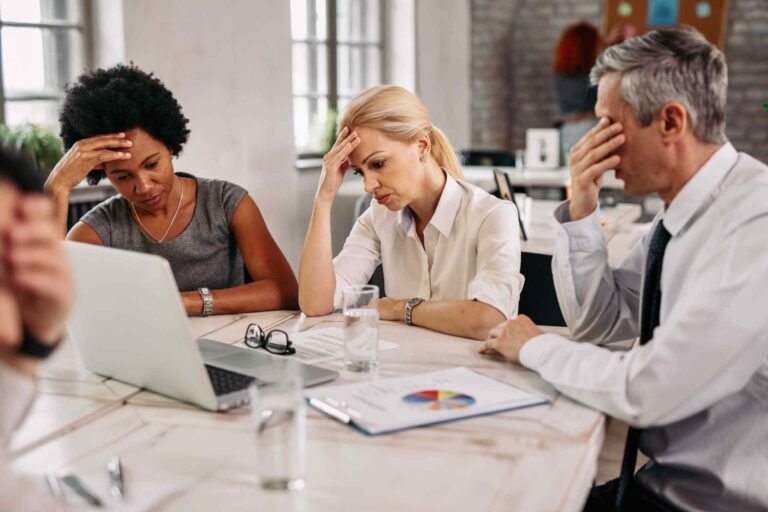 pessoas-mesa-reuniao-problema-trabalho-foto-freepik