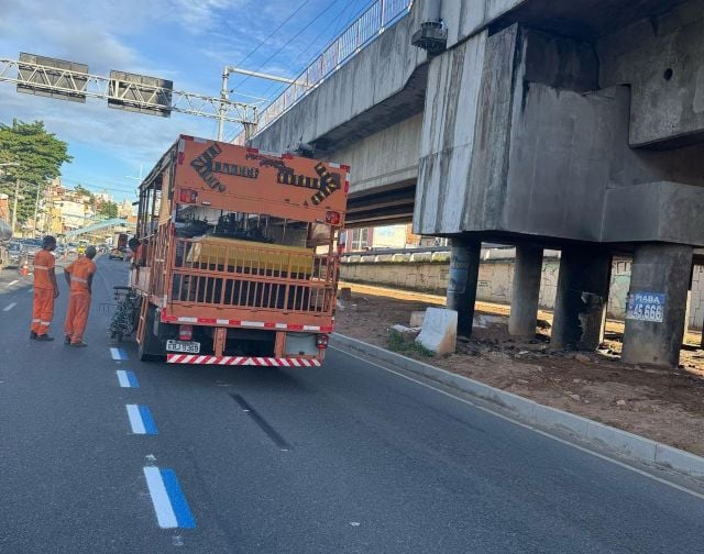 pintura-rodovia-motofaixa-salvador-motos-asfalto-trabalhador-foto-divulgacao-transsalvador