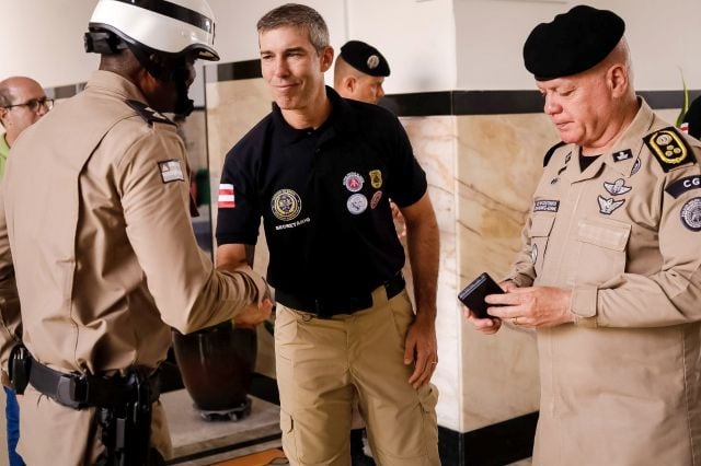secretario-marcelo-wener-cumprimenta-policiais