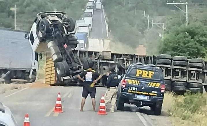4MHPLd8e-carreta-tomba-em-l-ribeira-do-pombal-foto-reproducao-calila-noticias