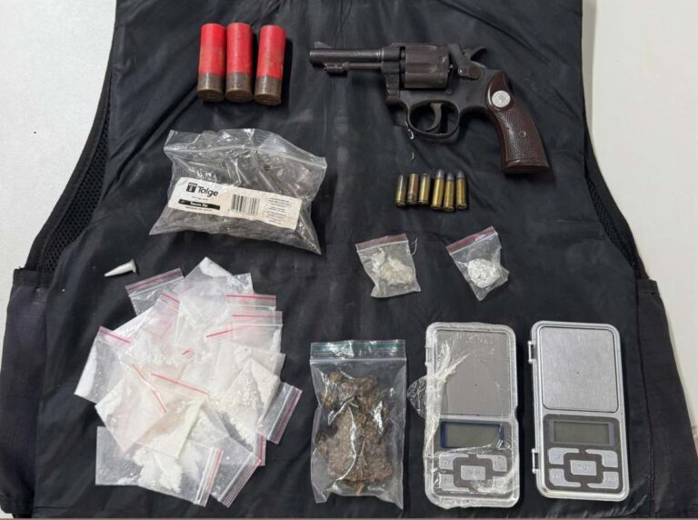 65a-CIPM-apreende-arma-de-fogo-municoes-drogas-e-colete-balistico-em-Feira-de-Santana
