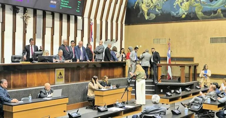AL-BA-aprova-reajustes-salariais-de-policiais-militares-civis-penais-e-bombeiros-