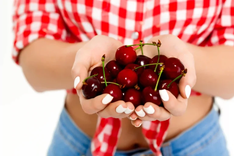 Acerola-pequena-no-tamanho-gigante-na-saude-Foto-by-Freepik