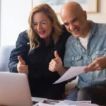 FfEOdZJa-meio-envelhecido-casal-aparecendo-polegar_emprestimo-freepik