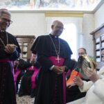 Foto-Vatican-News-Dom-zanone-entrega-pandeiro-ao-Papa