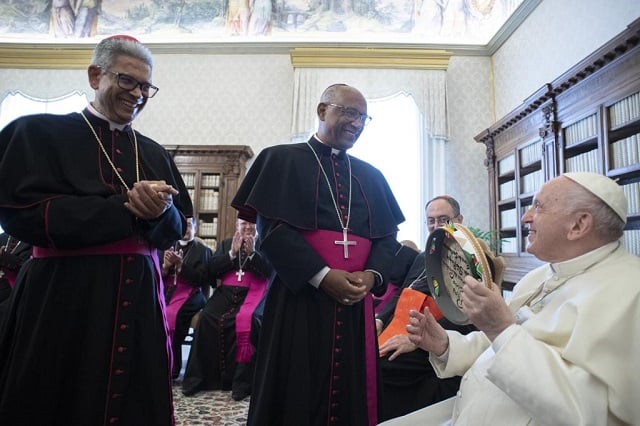 Foto-Vatican-News-Dom-zanone-entrega-pandeiro-ao-Papa