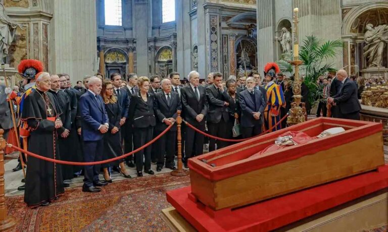 Lula-e-comitiva-no-enterro-do-Papa-Francisco-