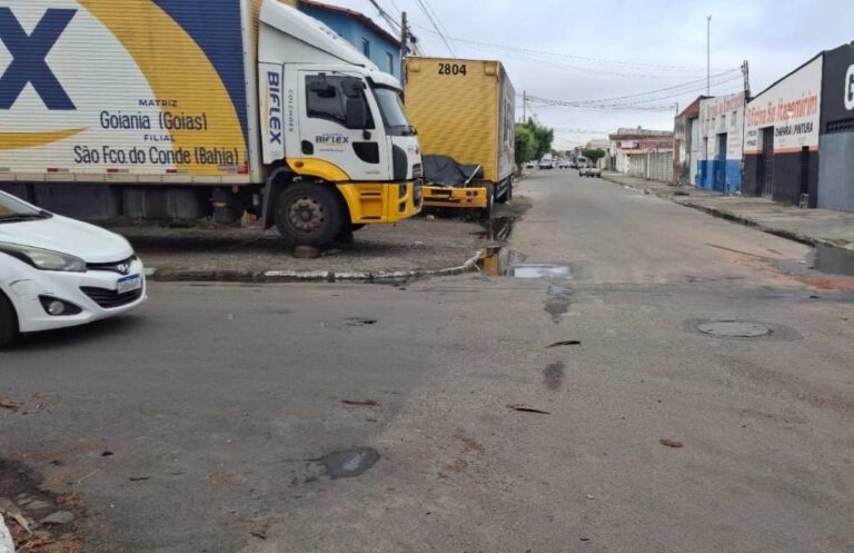 Moradores-reclamam-de-caminhoes-estacionados-em-rua-2