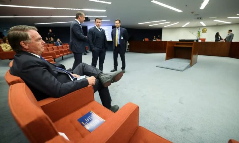 Moraes-da-cinco-dias-para-Bolsonaro-e-reus-apresentarem-defesa-previa