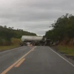 OMnfVNyu-Acidente-com-carreta-tanque-na-BR-116