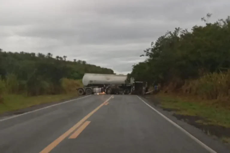OMnfVNyu-Acidente-com-carreta-tanque-na-BR-116