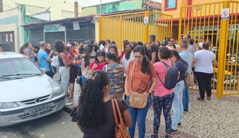 Professores-se-reunem-no-predio-da-secretaria-de-Educacao-para-cobrar-revogacao-de-portaria-que-aumenta-a-carga-horaria