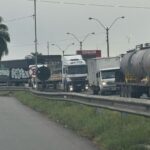 Transito-lento-transito-congestionando-na-BR-324-em-Feira-de-Santana-foto-acorda-cidade