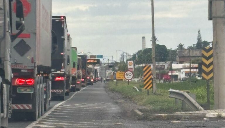 Transito-lento-transito-congestionando-na-BR-324-em-Feira-de-Santana-foto-acorda-cidade-22-04
