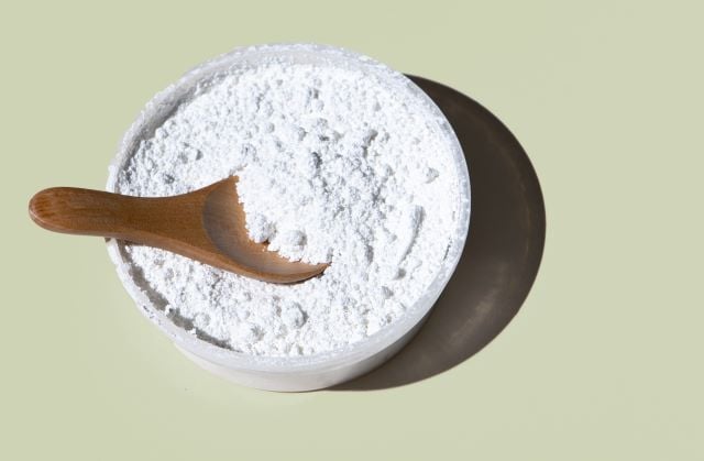 Vain6MYQ-creatina-po-branco-suplemento-alimentar-treinamento-foto-freepik1