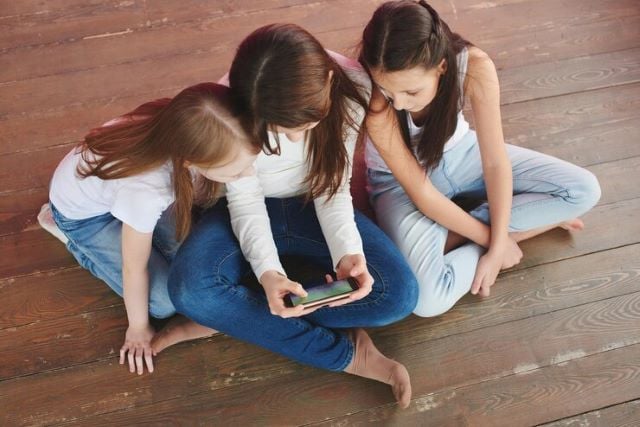 WQ01JlXN-tres-adolescentes-em-um-fundo-rosa-jogando-no-telefone-vicio-em-jogos-de-azar_154092-6500