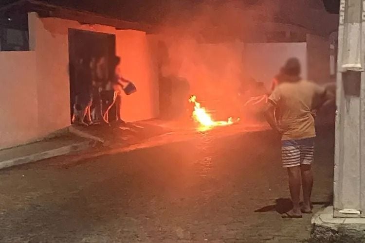 carro-do-prefeito-e-incendidado-foto-reproducao-achei-sudoeste